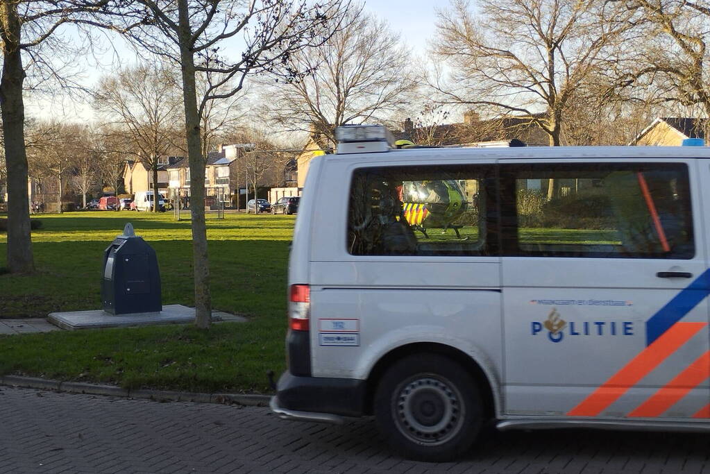 Traumahelikopter landt midden in woonwijk