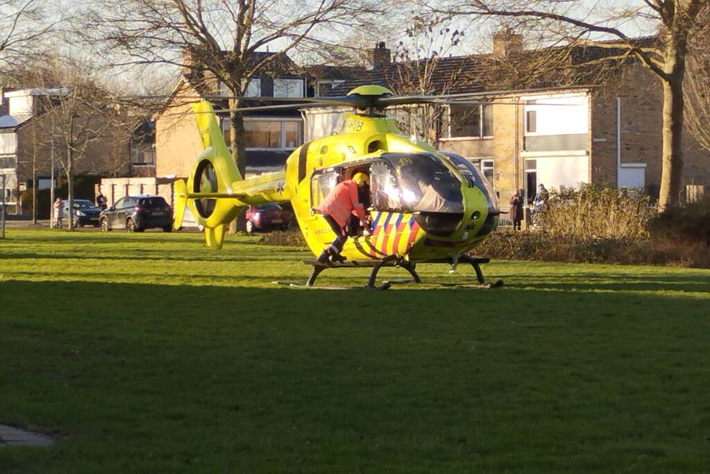 Traumahelikopter landt midden in woonwijk