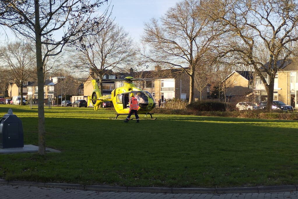 Traumahelikopter landt midden in woonwijk