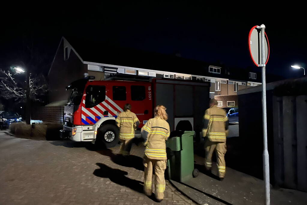 Brandweer onderzoekt hinderlijke lucht bij woning