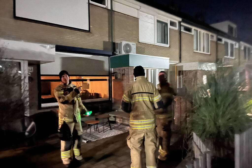 Brandweer onderzoekt hinderlijke lucht bij woning
