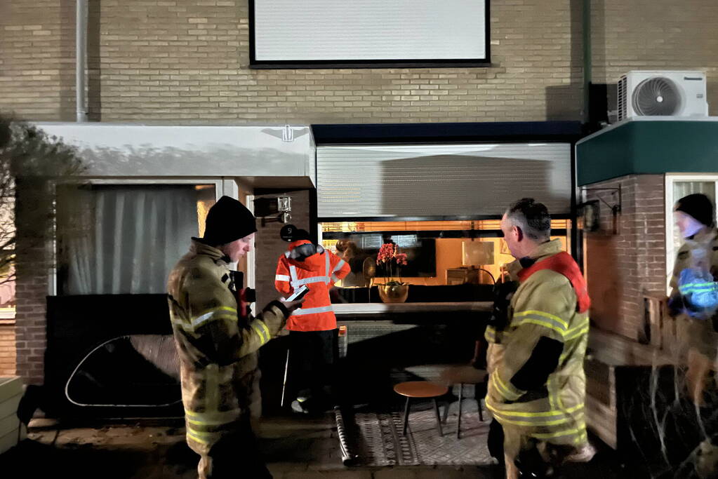 Brandweer onderzoekt hinderlijke lucht bij woning