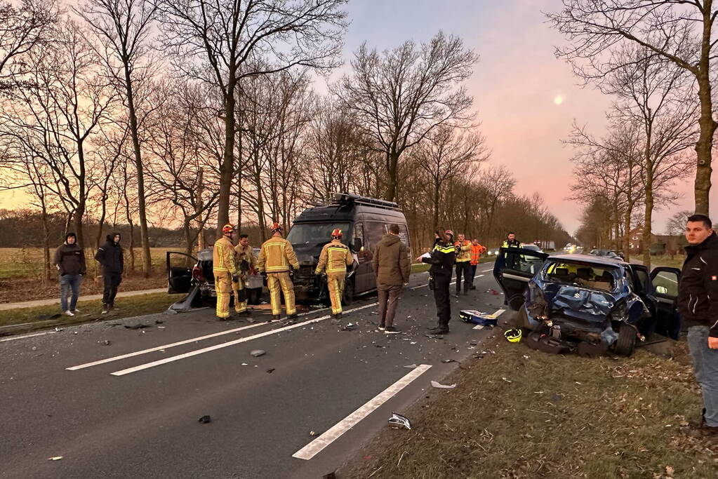 Vrouw bekneld in auto door botsing