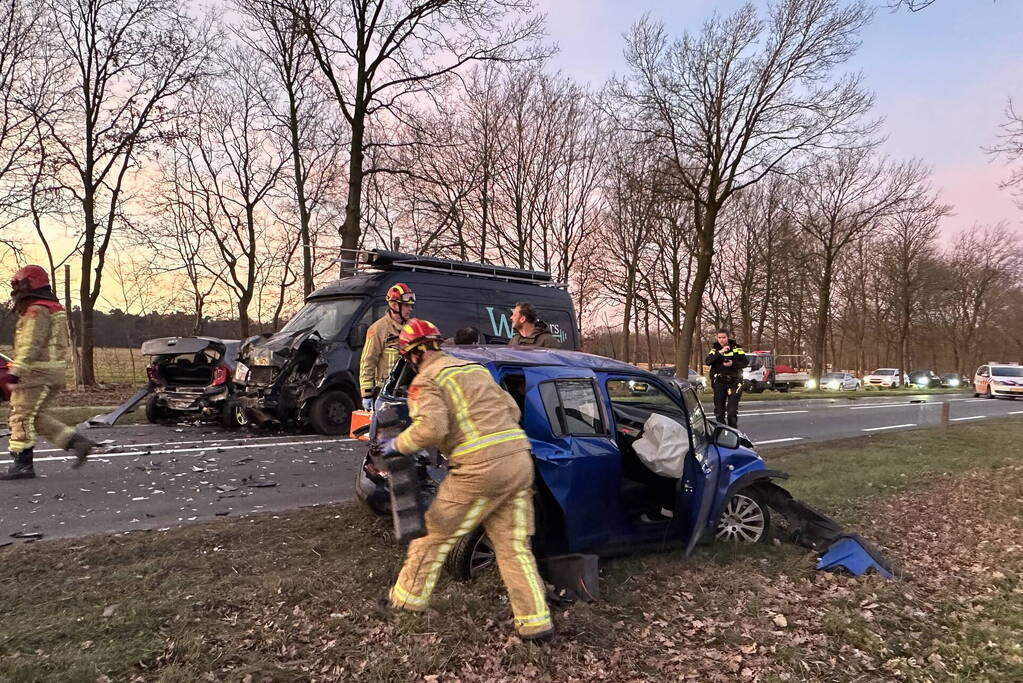 Vrouw bekneld in auto door botsing