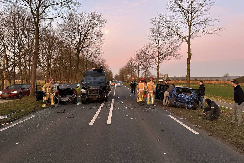 Vrouw bekneld in auto door botsing
