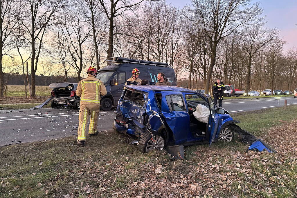 Vrouw bekneld in auto door botsing