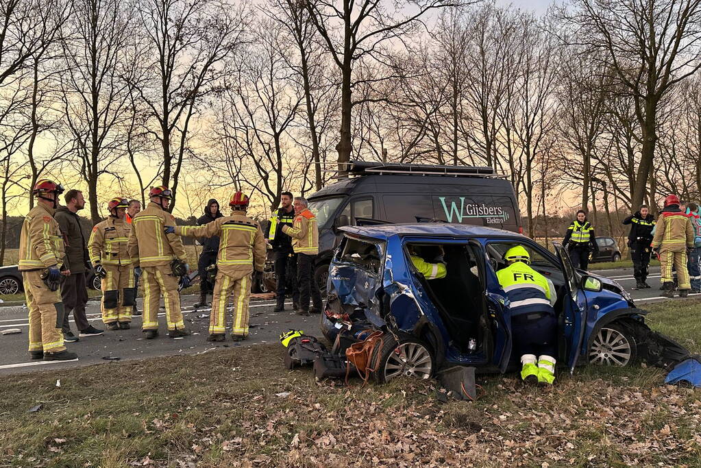 Vrouw bekneld in auto door botsing