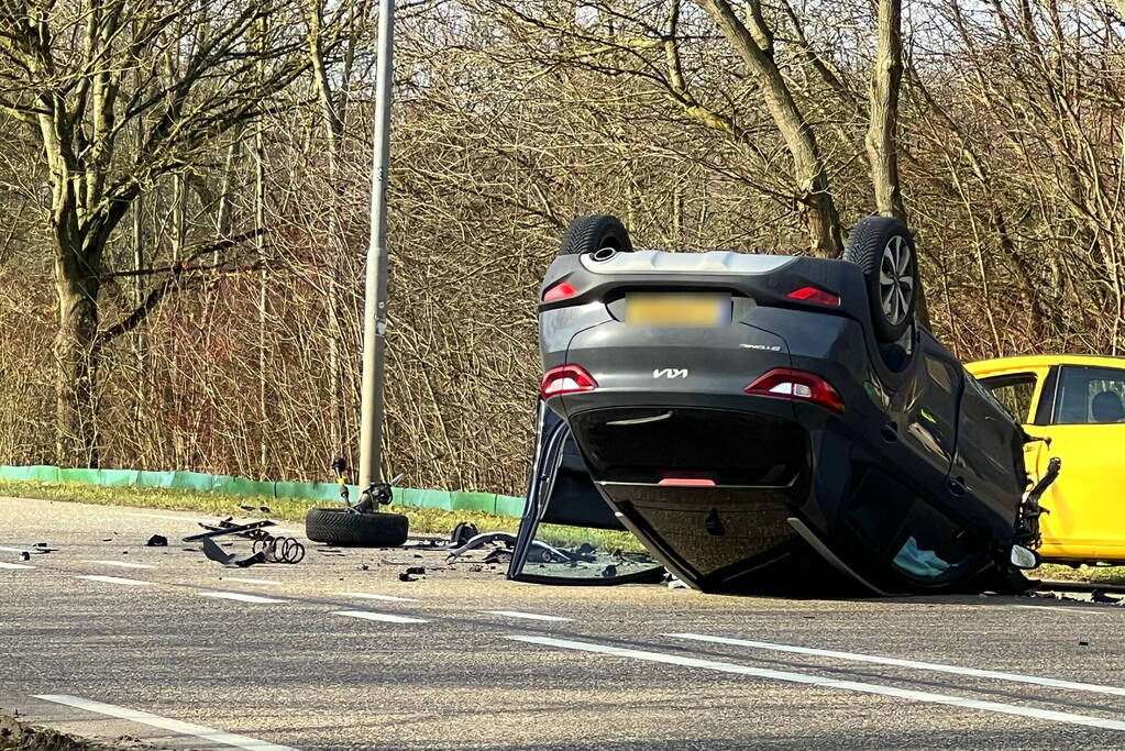 Auto belandt op de kop bij botsing