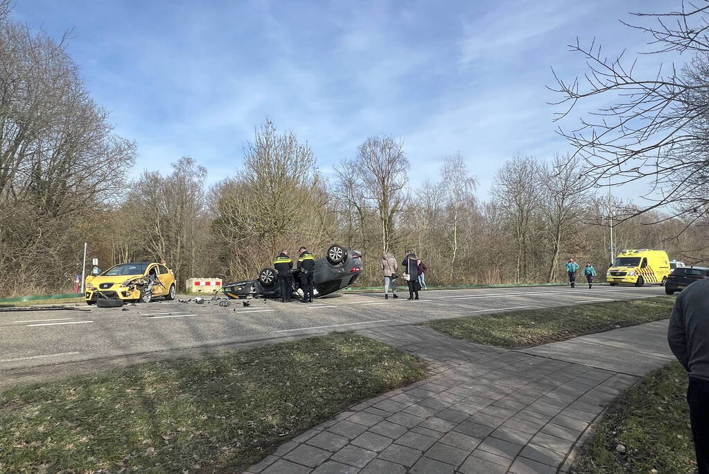 Auto belandt op de kop bij botsing