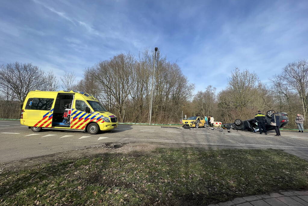 Auto belandt op de kop bij botsing