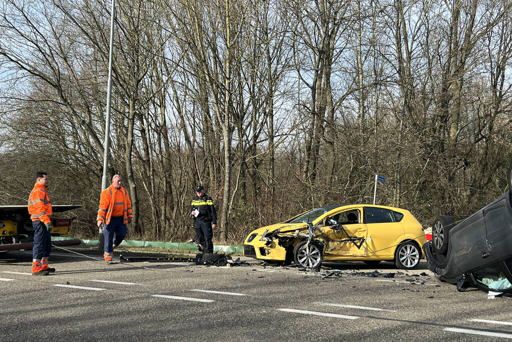 Auto belandt op de kop bij botsing