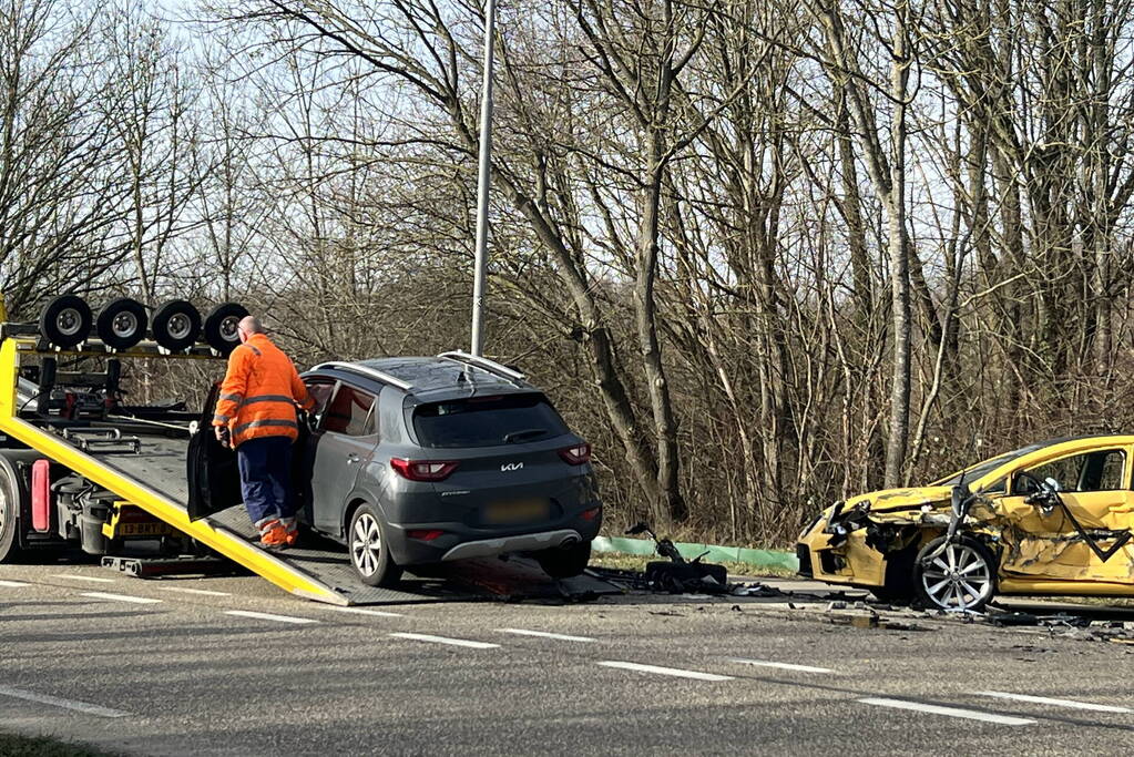 Auto belandt op de kop bij botsing