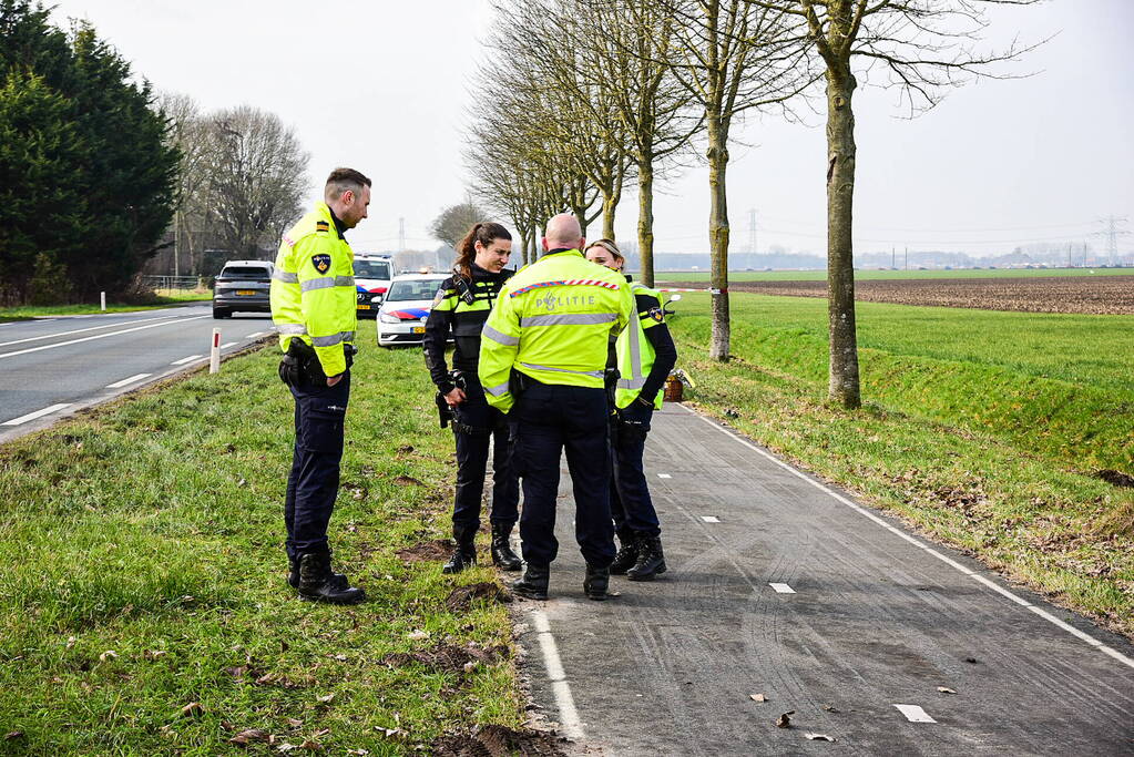 Vrouwelijke fietser zwaargewond bij botsing met scooterrijder