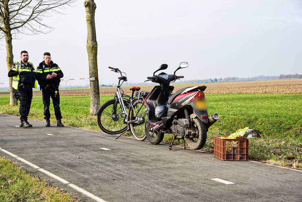 Vrouwelijke fietser zwaargewond bij botsing met scooterrijder