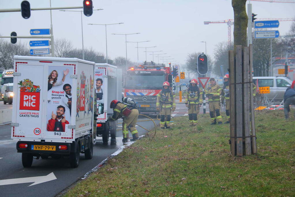 Bezorgwagen PicNic vliegt in brand