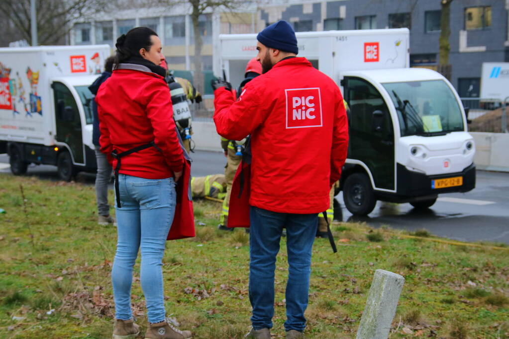 Bezorgwagen PicNic vliegt in brand