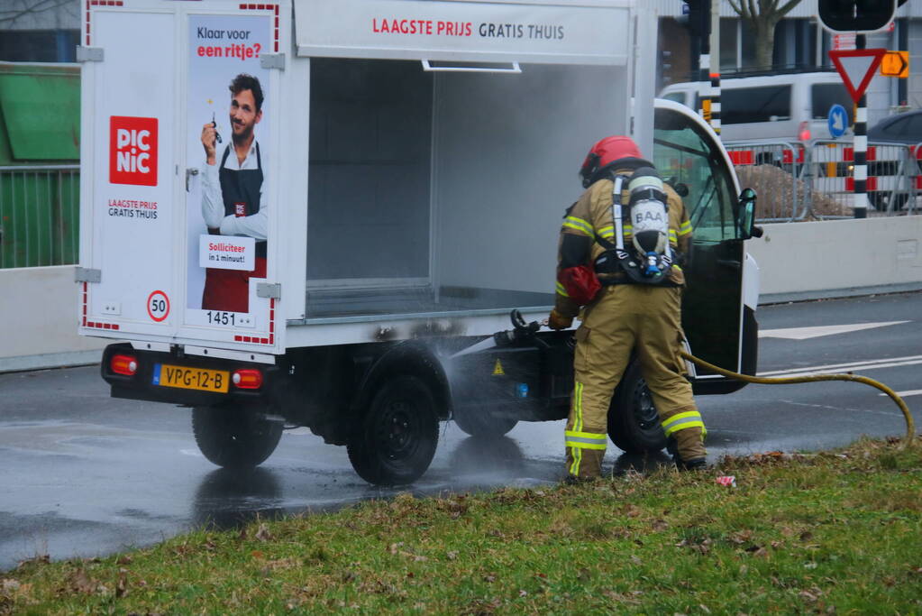 Bezorgwagen PicNic vliegt in brand