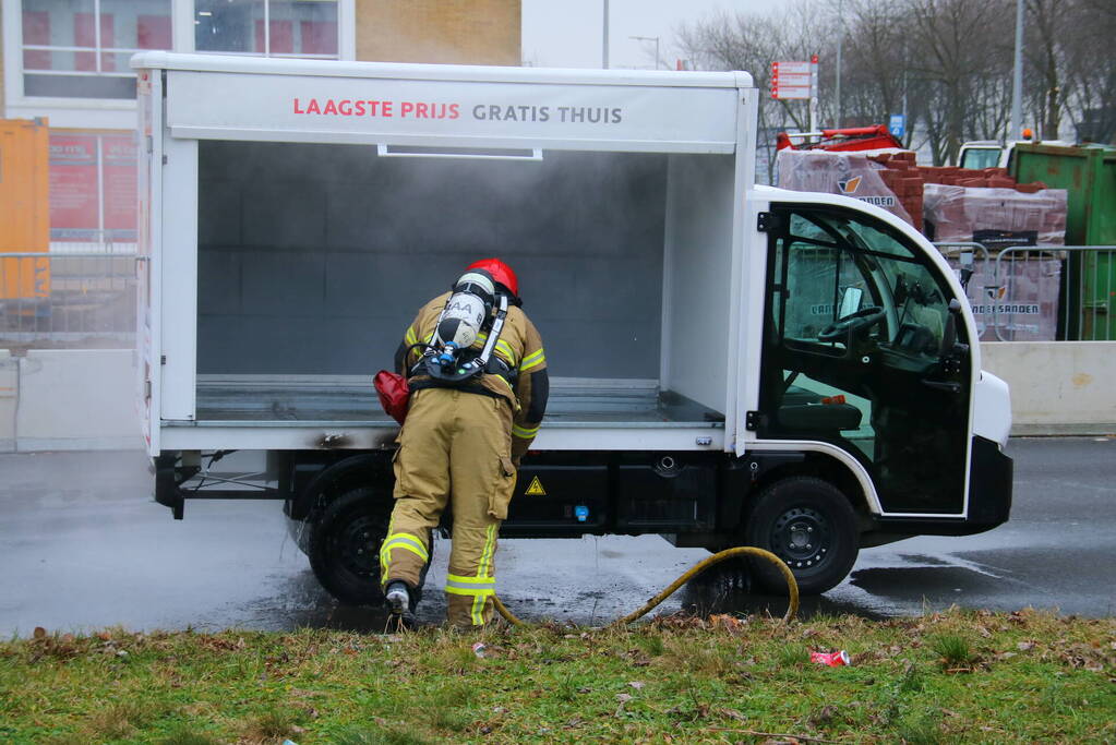 Bezorgwagen PicNic vliegt in brand