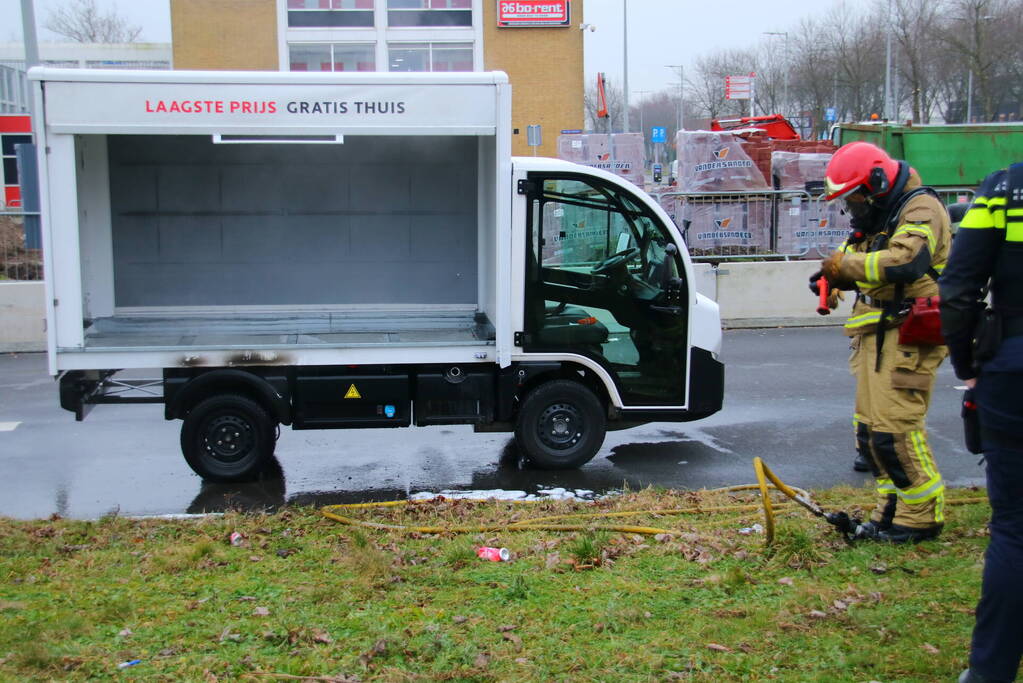 Bezorgwagen PicNic vliegt in brand