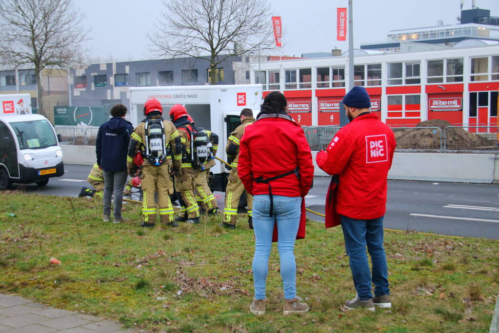 Bezorgwagen PicNic vliegt in brand