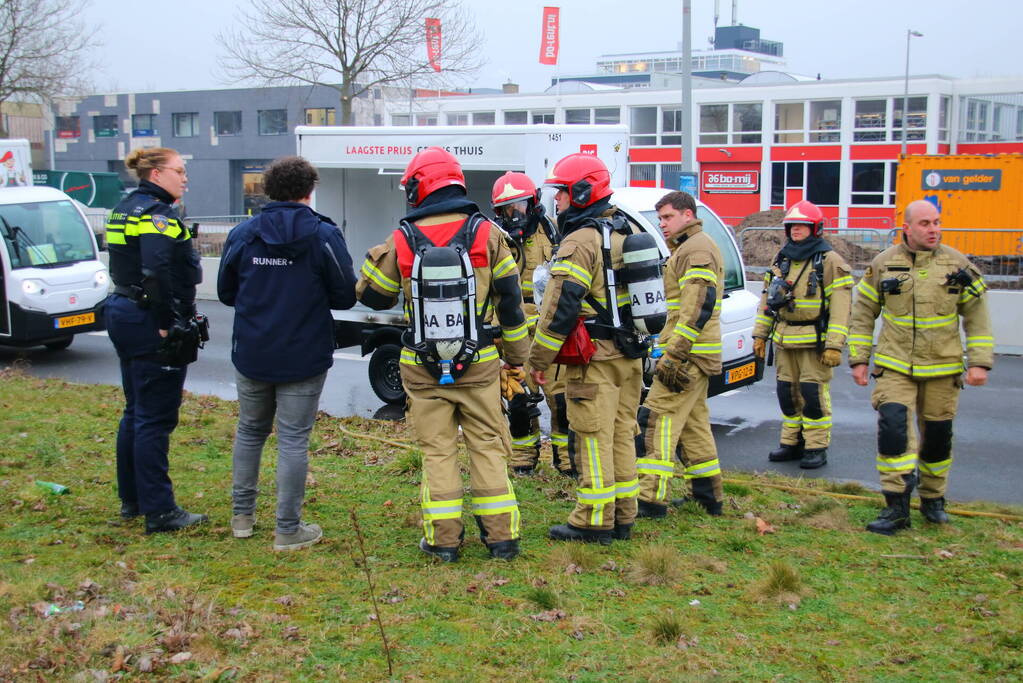 Bezorgwagen PicNic vliegt in brand