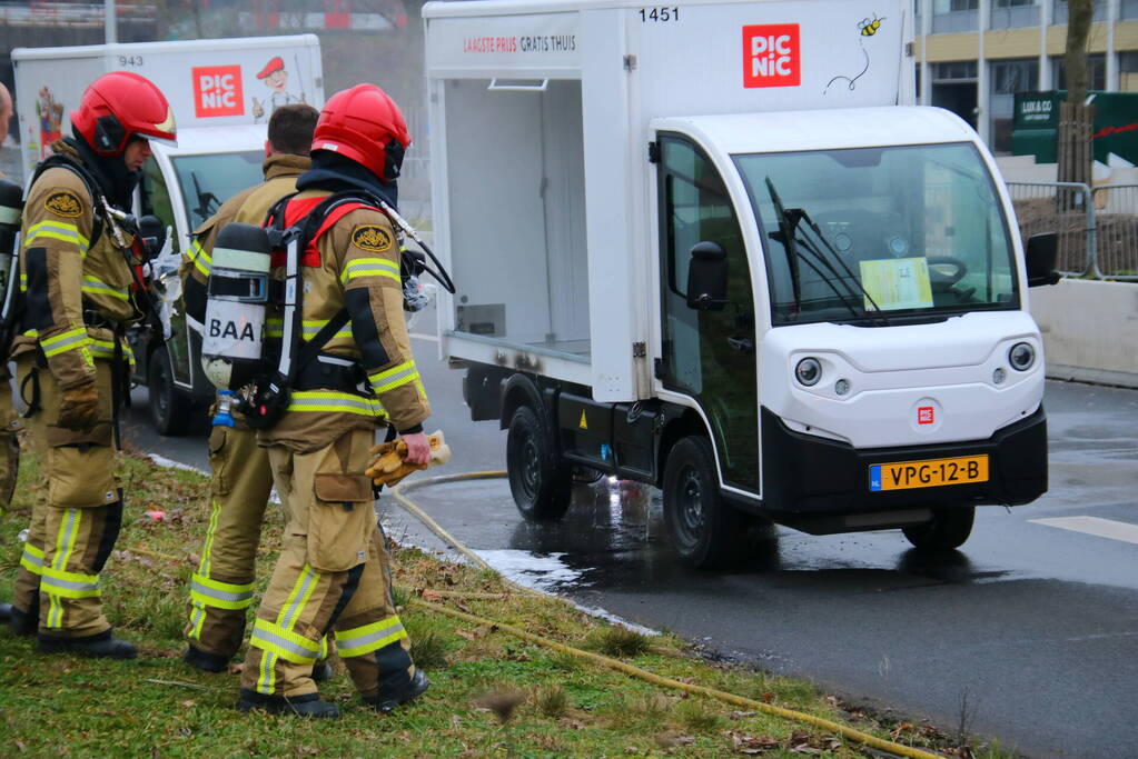Bezorgwagen PicNic vliegt in brand