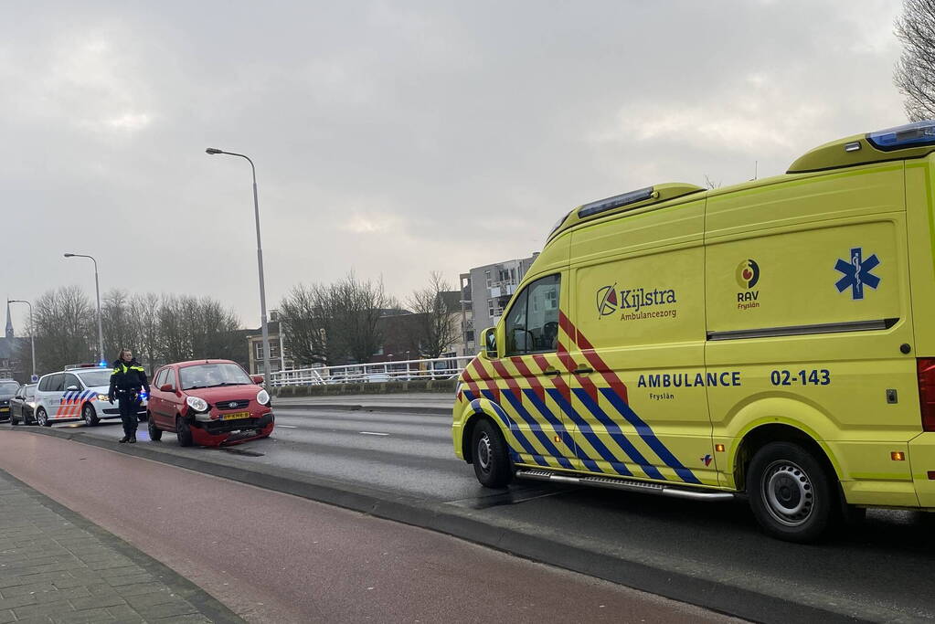 Twee auto's botsten op elkaar