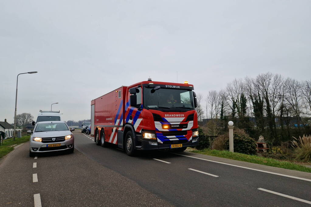 Eigenaar garagebedrijf gewond na bluspoging bij loodsbrand