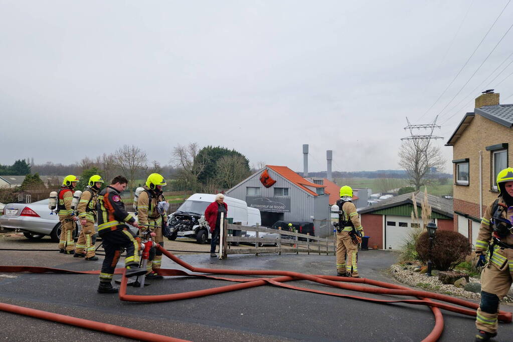 Eigenaar garagebedrijf gewond na bluspoging bij loodsbrand