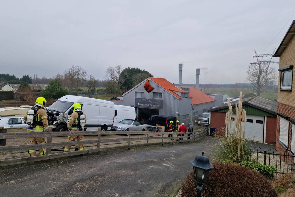 Eigenaar garagebedrijf gewond na bluspoging bij loodsbrand