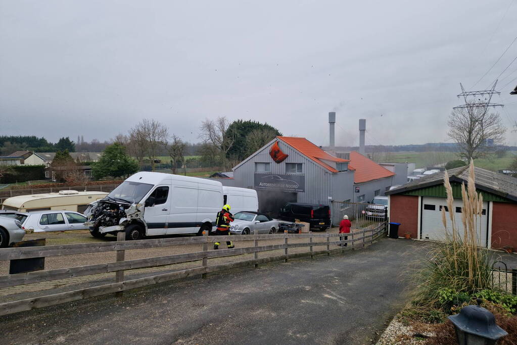 Eigenaar garagebedrijf gewond na bluspoging bij loodsbrand