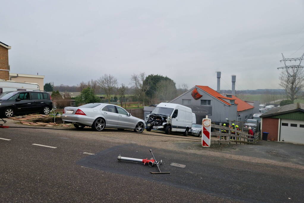 Eigenaar garagebedrijf gewond na bluspoging bij loodsbrand