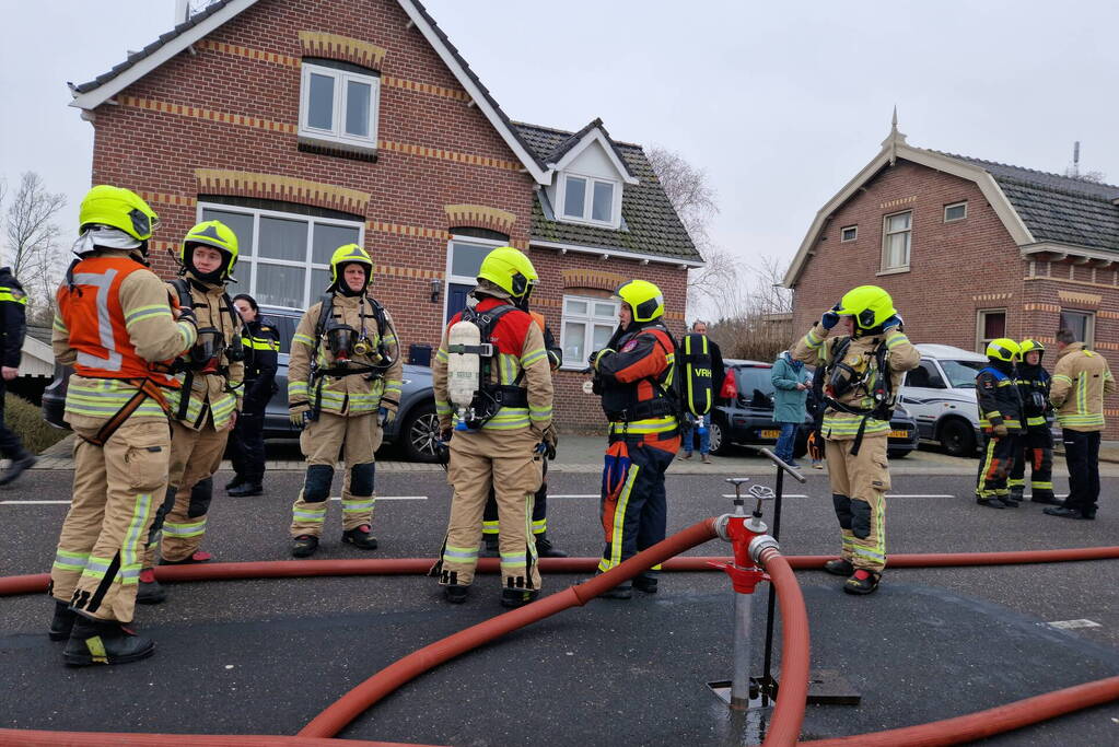 Eigenaar garagebedrijf gewond na bluspoging bij loodsbrand