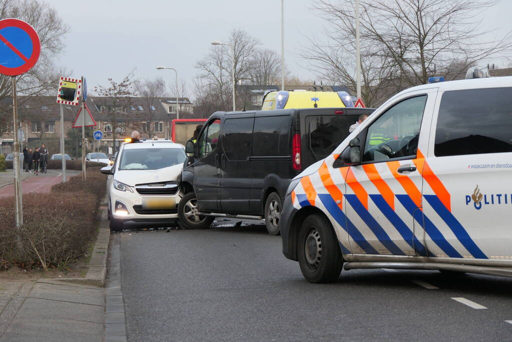 Gewonde bij ongeval tussen personenauto en bestelbus