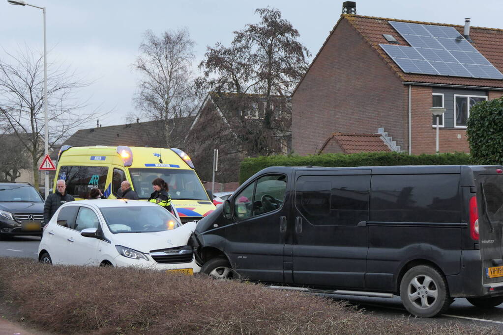Gewonde bij ongeval tussen personenauto en bestelbus
