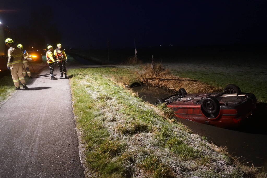 Automobilist belandt met auto op de kop in de sloot