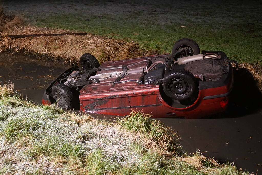 Automobilist belandt met auto op de kop in de sloot