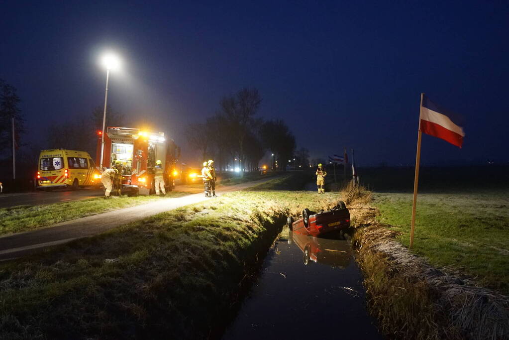 Automobilist belandt met auto op de kop in de sloot