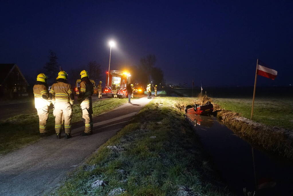 Automobilist belandt met auto op de kop in de sloot