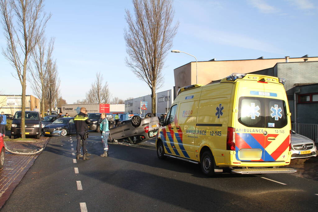 Auto belandt op de kop bij verkeersongeval