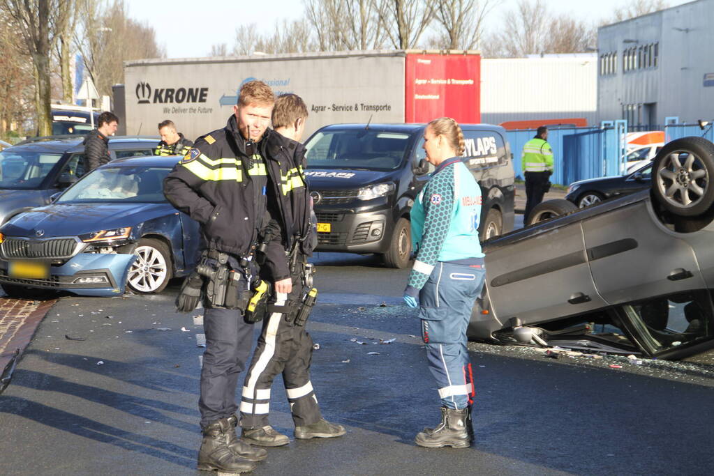 Auto belandt op de kop bij verkeersongeval
