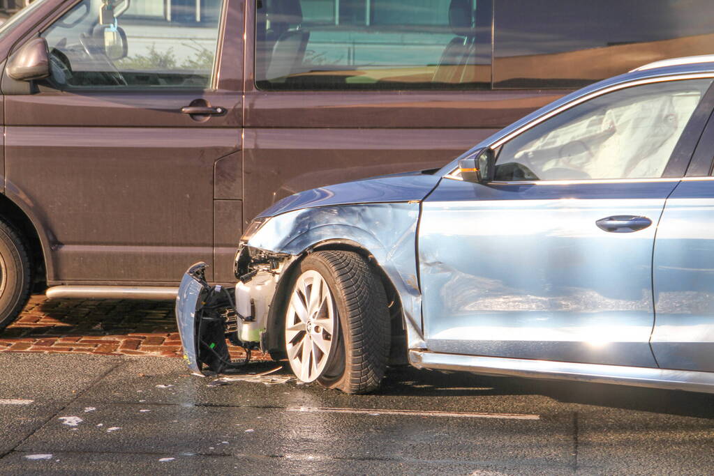 Auto belandt op de kop bij verkeersongeval