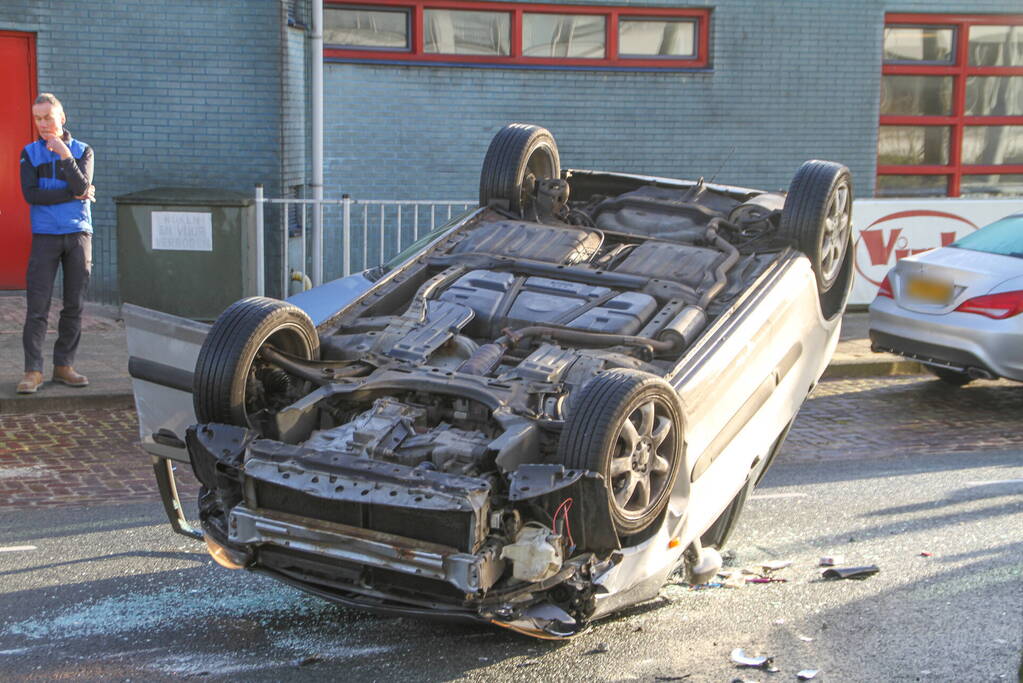 Auto belandt op de kop bij verkeersongeval