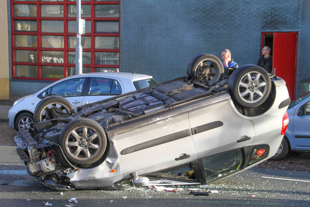 Auto belandt op de kop bij verkeersongeval