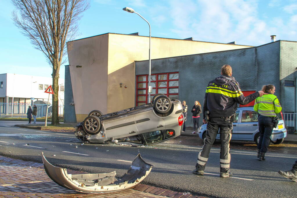 Auto belandt op de kop bij verkeersongeval