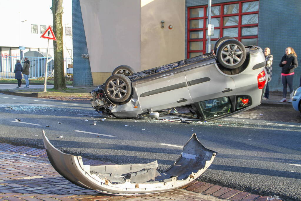 Auto belandt op de kop bij verkeersongeval