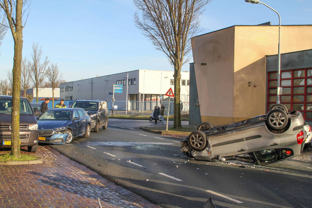 Auto belandt op de kop bij verkeersongeval