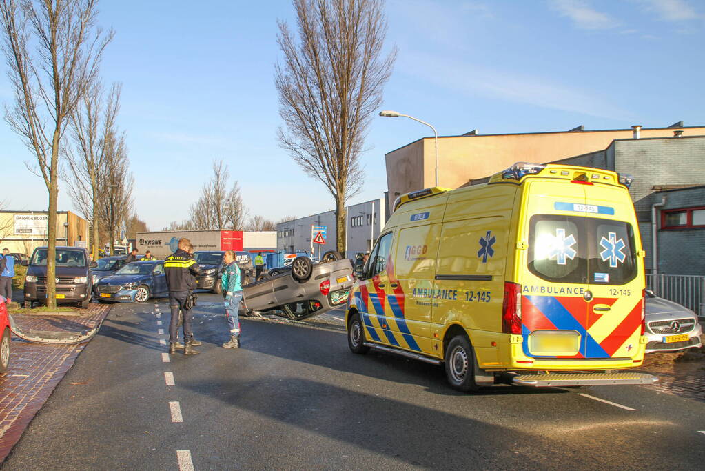 Auto belandt op de kop bij verkeersongeval