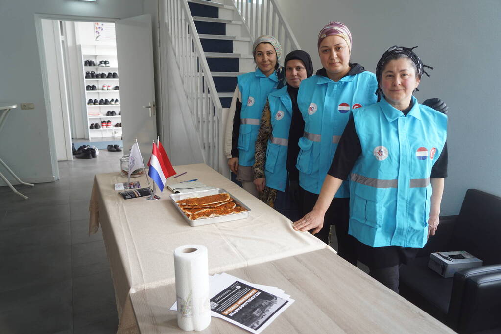 Verkoop van Turkse pizza's om geld op te halen voor aardbevingsslachtoffers