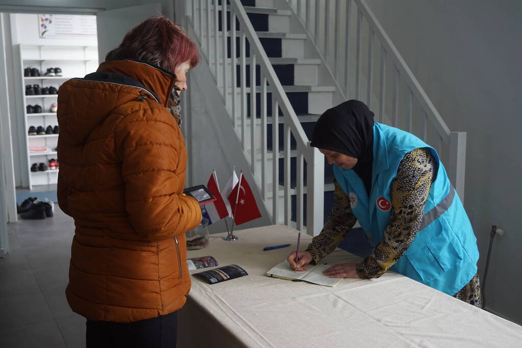 Verkoop van Turkse pizza's om geld op te halen voor aardbevingsslachtoffers